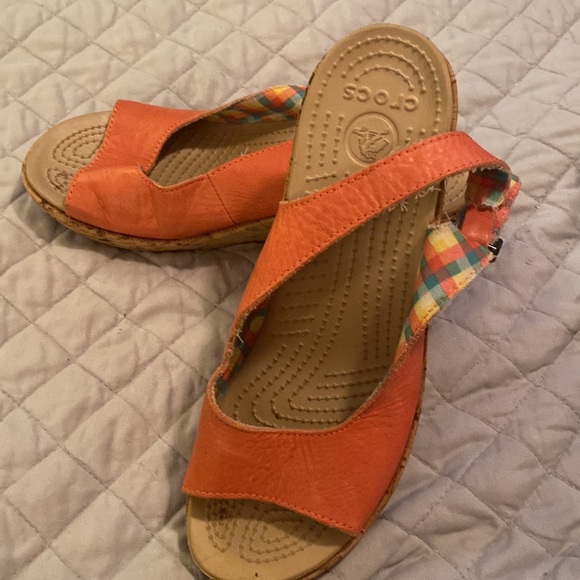 Croc wedge in Coral - size 9! Very comfortable shoe!! Cork wedge! - Picture 8 of 8